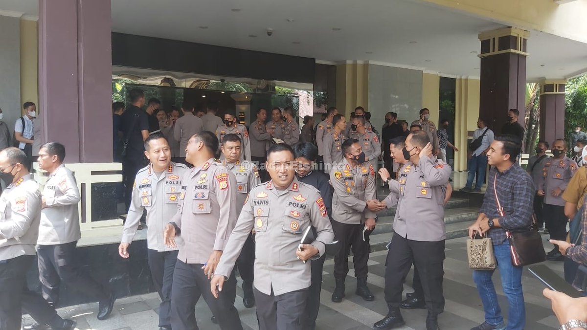 Pejabat Tinggi Mabes Polri, seluruh Kapolda dan seluruh Kapolres se-Indonesia siang ini berkumpul di Perguruan Tinggi Ilmu Kepolisian Kebayoran Baru, Jakarta Selatan untuk berangkat bersama memenuhi panggilan Presiden Jokowi, Jumat (14/10) Siang. 📸 Rap
#SimakElshinta