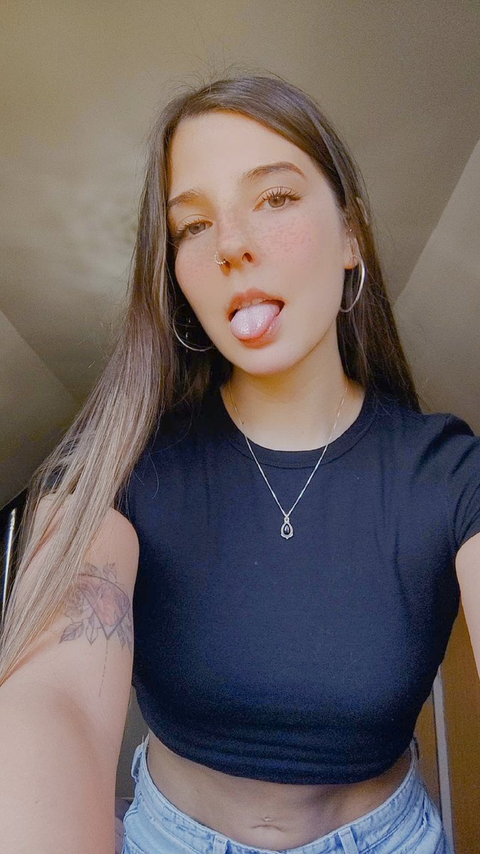 meganberatto's tweet photo. Después de dos horas me di cuenta q me gustaba más a color la foto q la q subí a ig en byn🥲 en fin la indecisión arruinando mi vida always https://t.co/Qml9QQl97Q