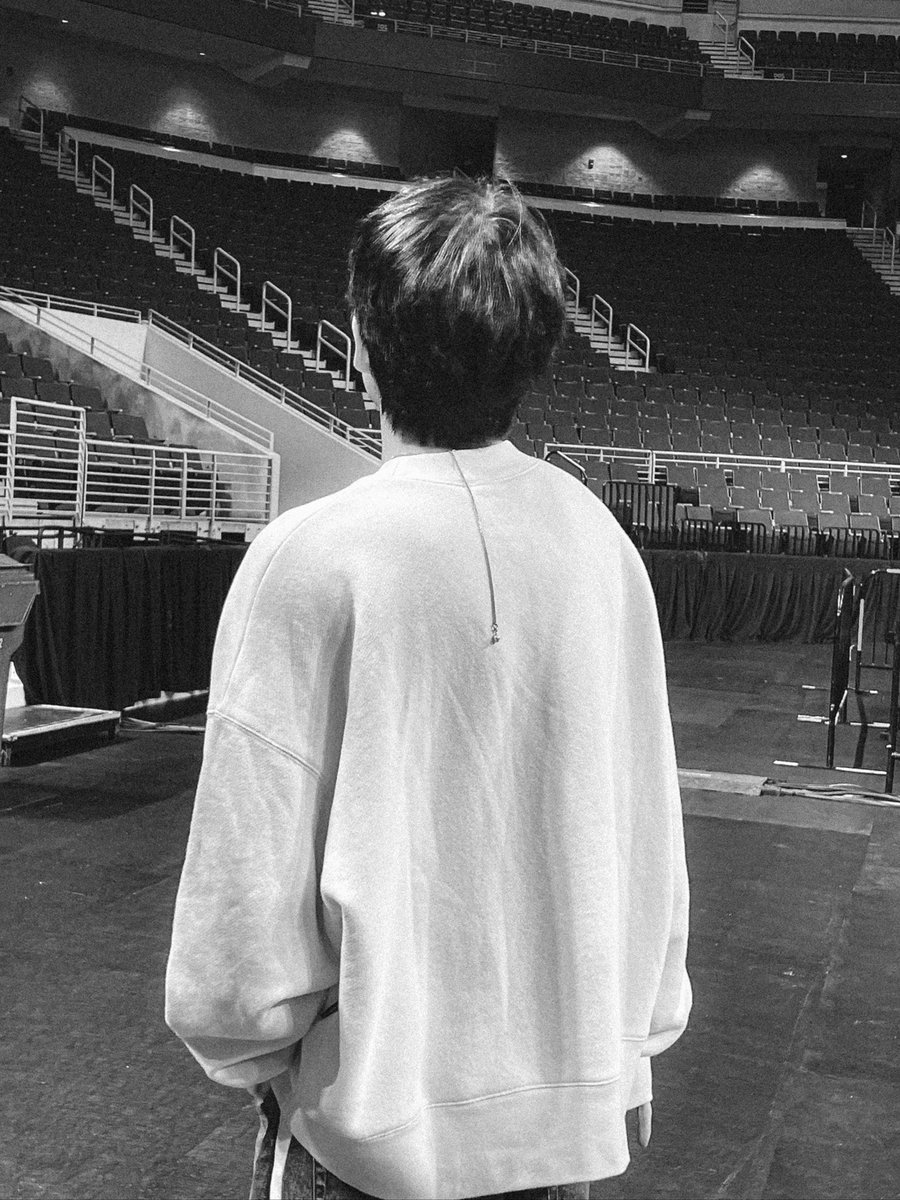 Heeseungo's tweet photo. The journey that will fill my blank sheet has begun in Atlanta, October 12, 2022. Heart pounding as I can't wait for the excitement and nervously look up to worry about the stage. This arrest was made to perpetuate the feel of the manifesto in Atlanta. https://t.co/ixIVp3oTMR