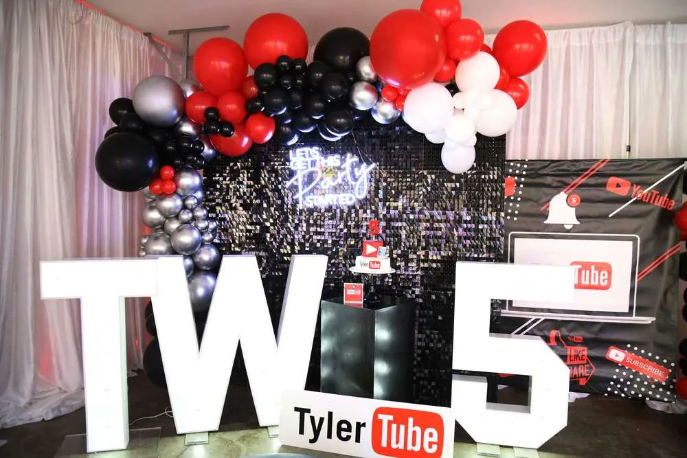 catchmyparty's tweet photo. Don't miss this You Tube-themed birthday party! The cake is fantastic! https://t.co/SXr2UQmFNB #catchmyparty #partyideas #Youtube #youtubeparty #boybirthdayparty https://t.co/Dm4aqxrykE