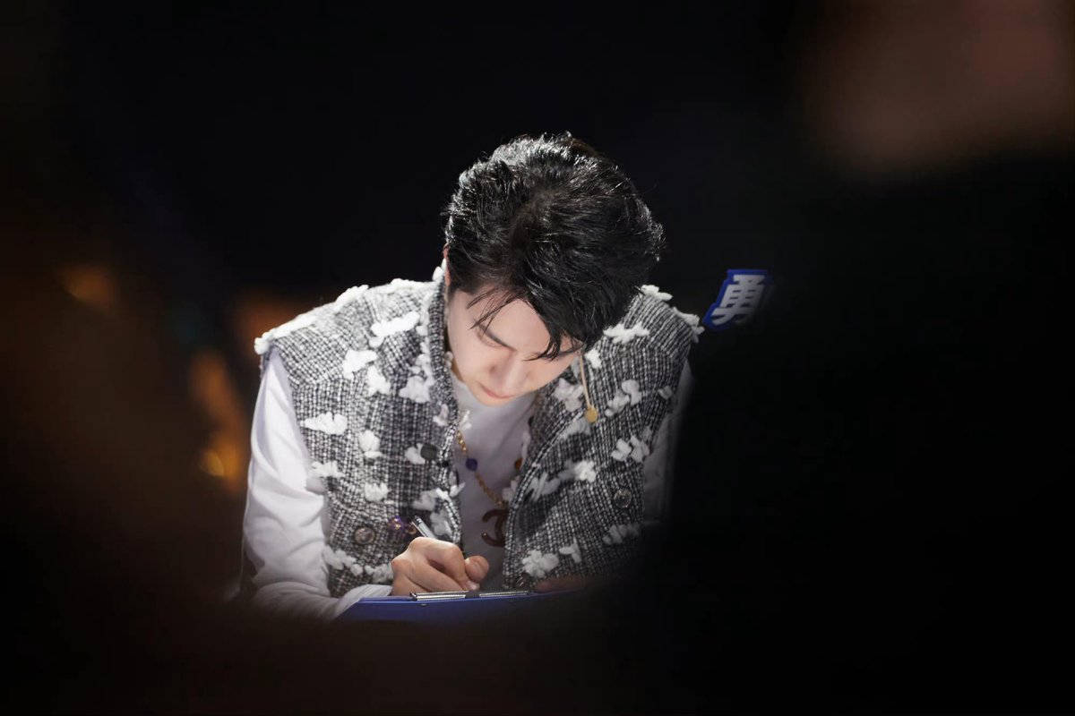 {REST} THE LEGEND WANGYIBO tweet media