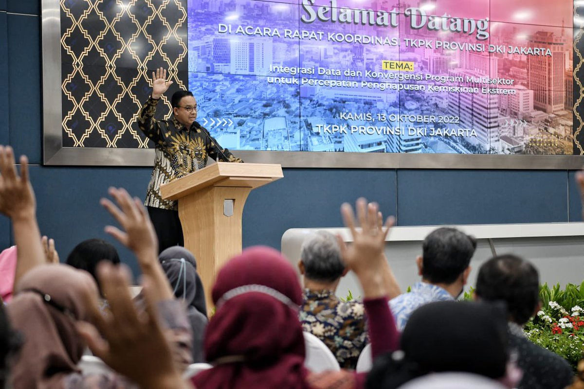 aniesbaswedan's tweet photo. Hari kerja terakhir di Balaikota, masih banyak yang bisa dilakukan. Kemarin memimpin Rapat Koordinasi Tim Koordinasi Penanggulangan Kemiskinan (TKPK) Provinsi DKI Jakarta.

Gubernur boleh berganti, tapi kerja Pemprov DKI Jakarta untuk masyarakat tidak boleh berhenti. https://t.co/AIeoLU1XWz