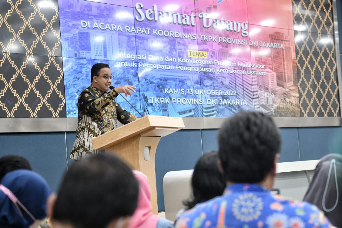 aniesbaswedan's tweet photo. Hari kerja terakhir di Balaikota, masih banyak yang bisa dilakukan. Kemarin memimpin Rapat Koordinasi Tim Koordinasi Penanggulangan Kemiskinan (TKPK) Provinsi DKI Jakarta.

Gubernur boleh berganti, tapi kerja Pemprov DKI Jakarta untuk masyarakat tidak boleh berhenti. https://t.co/AIeoLU1XWz