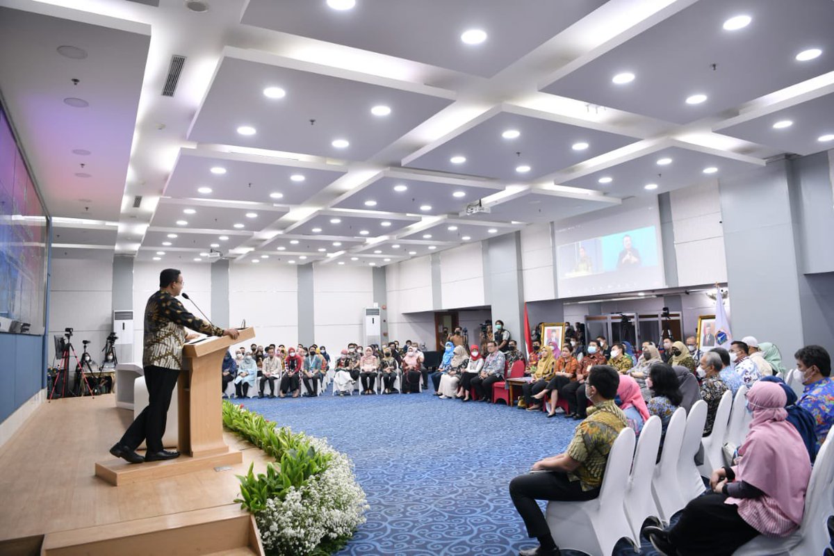aniesbaswedan's tweet photo. Hari kerja terakhir di Balaikota, masih banyak yang bisa dilakukan. Kemarin memimpin Rapat Koordinasi Tim Koordinasi Penanggulangan Kemiskinan (TKPK) Provinsi DKI Jakarta.

Gubernur boleh berganti, tapi kerja Pemprov DKI Jakarta untuk masyarakat tidak boleh berhenti. https://t.co/AIeoLU1XWz