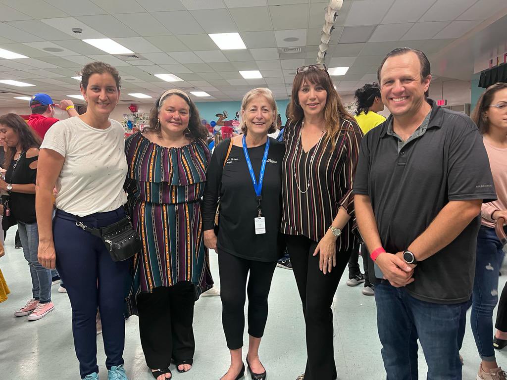 CECUMiami's tweet photo. Agradecemos a la escuela #EaglePointElementary, de #Weston, por invitarnos a ser parte de la celebración del día de la hispanidad, y resaltar nuestra riqueza cultural, entre otros, con comida, actividades y bailes típicos protagonizados por los más pequeños #MásEcuadorEnElMundo https://t.co/lwHAeo2pKZ