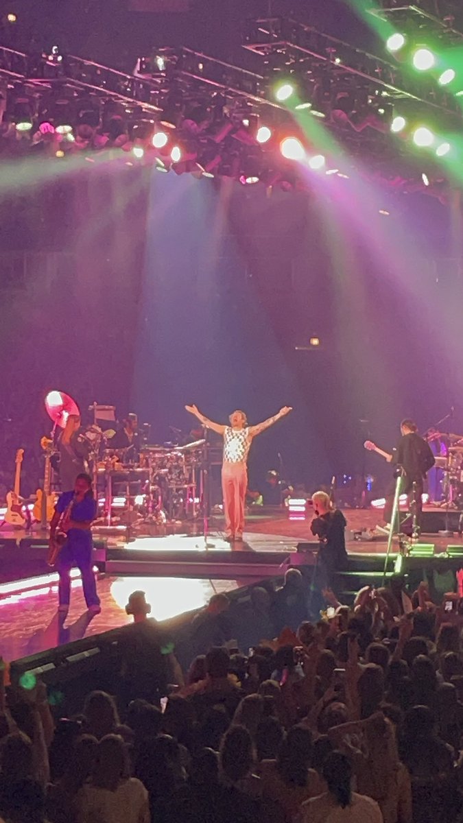 auddog_'s tweet photo. HE DID THE WHALE RIGHT IN FRONT OF ME TONIGHT WAS SO FUCKING GOOD #HarryStyles #hslot #loveontour https://t.co/xyzfDeszuP