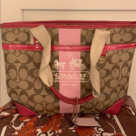 Elleness_'s tweet photo. So good I had to share! Check out all the items I'm loving on @Poshmarkapp from @John85959874 #poshmark #fashion #style #shopmycloset #anthropologie #dots #coach: https://t.co/MRGqsz6crm https://t.co/Q2MvZr5FiP