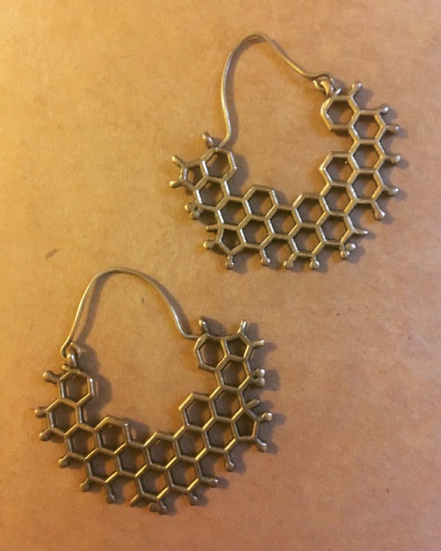 microhexie's tweet photo. I lost one of my precious earrings 🙁 https://t.co/lrlgWk3f89