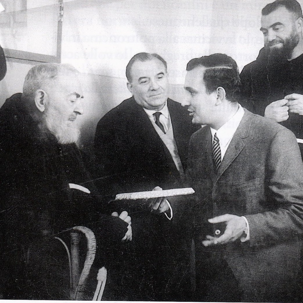 padrepioitalia's tweet photo. “Questo modo di stare alla presenza di Dio solamente per protestare con la nostra volontà di riconoscersi per suoi servi, è santissimo, eccellentissimo, purissimo e di grandissima perfezione.”⁠
- Padre Pio⁠
⁠
⁠
#padrepio #sanpio #fede #catholic #chiesacattolica #preghier… https://t.co/H01eTn3zuA