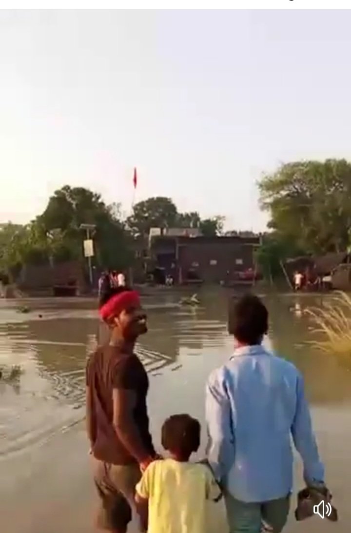 Devendr57034991's tweet photo. ये गांव देवरिया जनपद उ. प्र. नगर पालिका परिषद गौरा बरहज वार्ड नंबर 10  रगरगंज का है, यहा पे घाघरा नदी का पानी गांव में घुस गया है अभी तक प्रशासन की या से कोई व्यवस्था नहीं किया गया है और ना ही नाव का व्यवस्ता हुआ  है गांव के लोग अपनी जान  जोखिम में डालकर अपनी दैनिक क्रिया कर रहे https://t.co/avkiz3BmJH