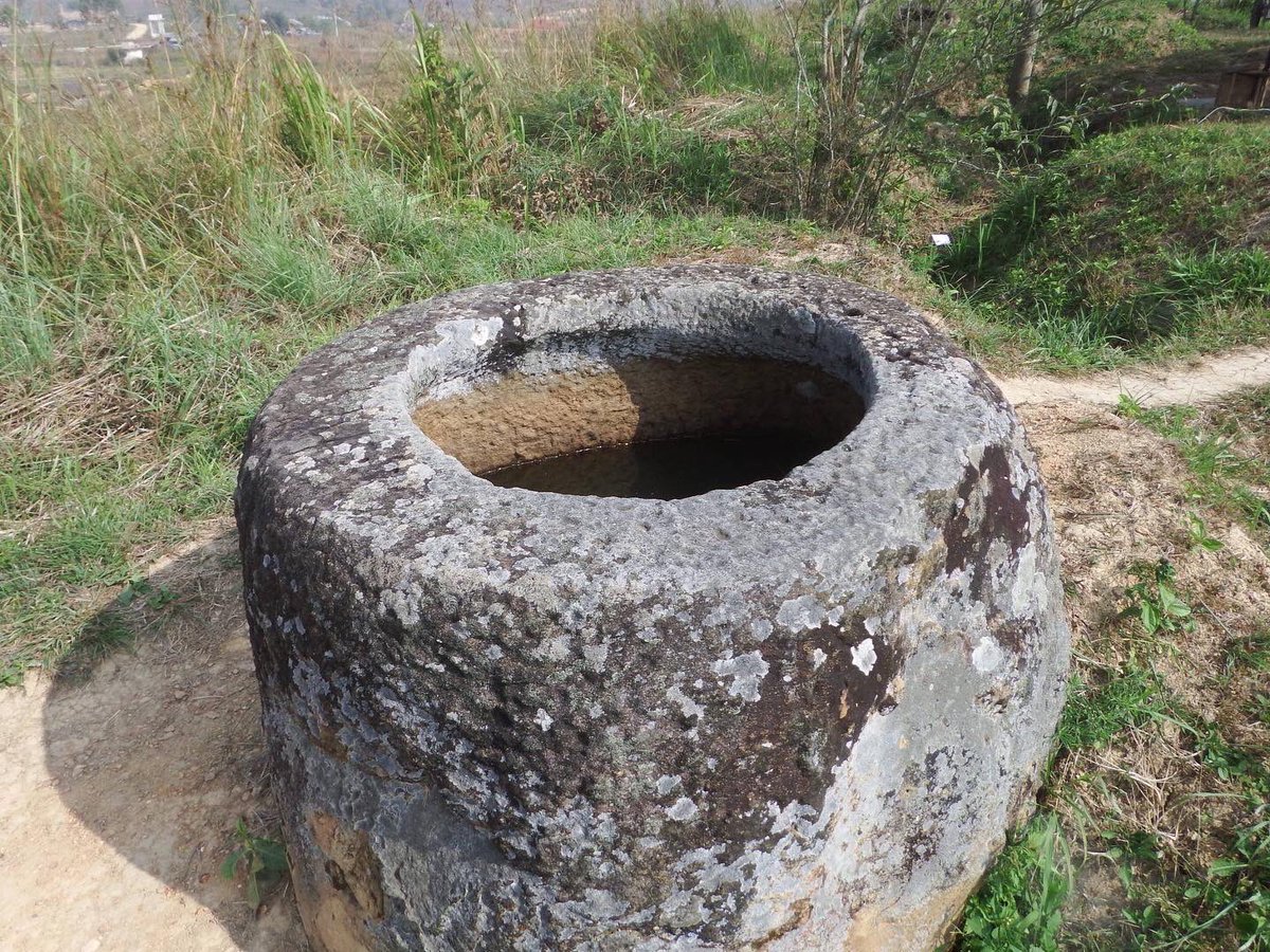 Xicun59994119's tweet photo. 9年前の今日。
Xieng Khouang in Laos.
謎に包まれたポットが広がる。
骨壷?風呂?諸説あるが、
いまだに解明されてないらしい。
バイクを借りて温泉を目指す。
温泉というか、川…
だけどそれなりにあったかい。
ベトナム国境に近いせいか、ベトナム語が溢れる。
#xiengkhouang #laos #phonsavan https://t.co/HeIKL2d5JF