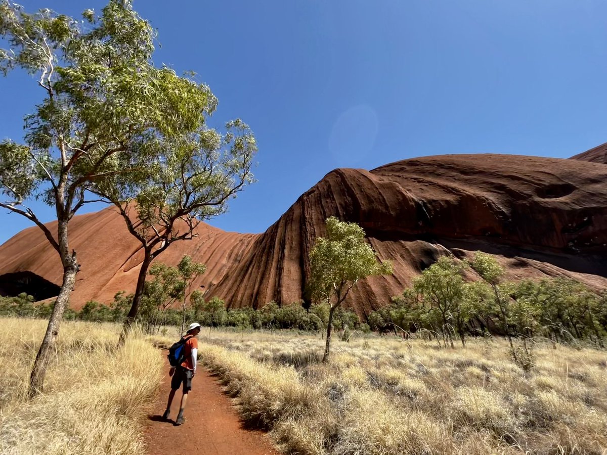 VOLCANOTEACHER's tweet photo. Sometimes sedimentary rocks are pretty cool too… 😆

#Uluru https://t.co/5IHNEH3sQJ