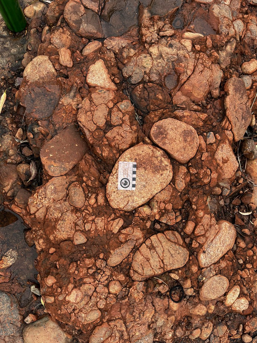 VOLCANOTEACHER's tweet photo. Sometimes sedimentary rocks are pretty cool too… 😆

#Uluru https://t.co/5IHNEH3sQJ