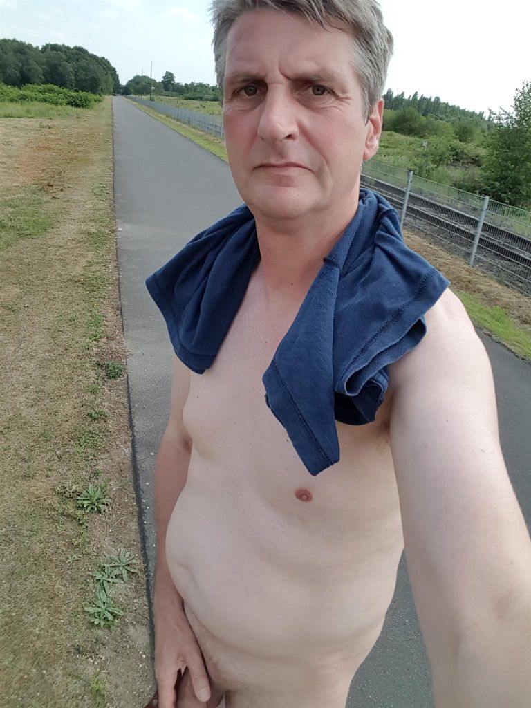 Allen Schwulen Männer ein schönes Wochenende 
Suche geilen Dom Mann 
PS. Suche Tattoo Studio in Ruhrgebiet für geiles Gay Tattoo auf den Arsch