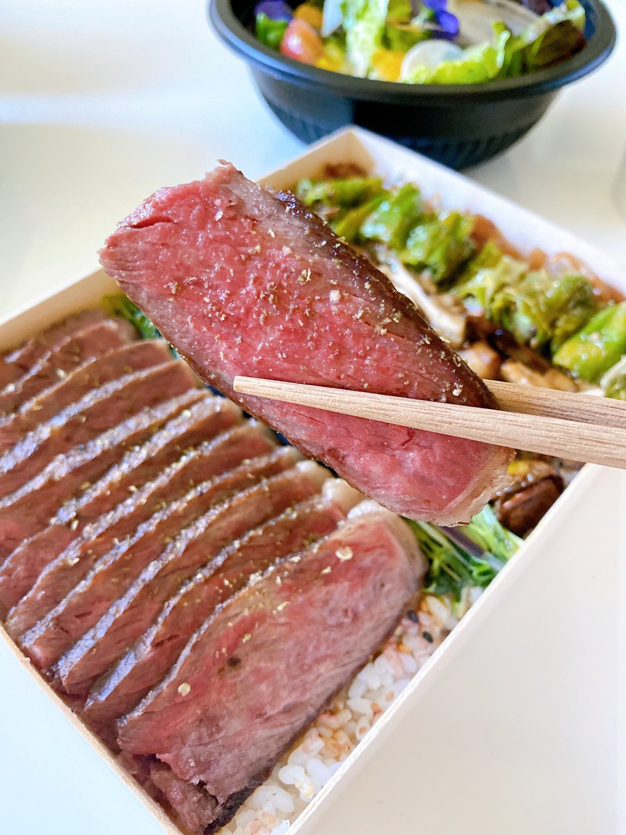 gallaggestin's tweet photo. 東京グルメ~
Akiko和牛弁当🍱
食感は本当に良くて、味も完璧で、ただ少し高いです~
でもいいよ~
A5和牛弁当!
🌟🌟🌟🌟
急に和牛を食べる気分になった🥩
これはとても精巧な盛り付けです。
#グルメ #東京グルメ #今日は何食べる #ランチ https://t.co/wIgnHoL7N7