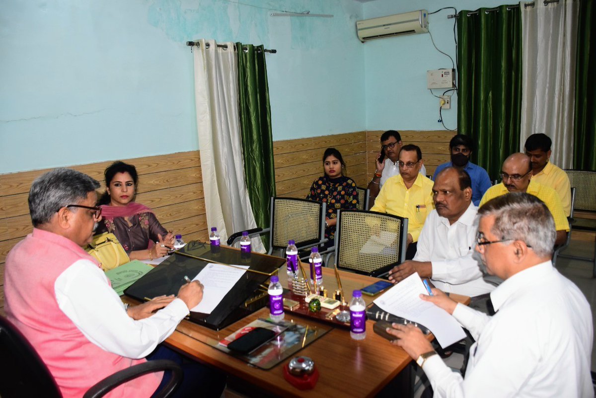 DDUGU_Official's tweet photo. क्रीड़ा परिषद द्वारा संचालित विभिन्न कार्यक्रमों की समीक्षा बैठक करते माननीय कुलपति प्रो. राजेश सिंह।

बैठक में कुलपति ने क्रीड़ा परिषद की गुरु गोरक्षनाथ सुपर 100 स्पोर्ट्स फेलोशिप, टीम चयन व बी.एस-सी. स्पोर्ट्स साइंस के संचालन पर बिंदुवार चर्चा की तथा खिलाड़ियों से वार्ता भी की। https://t.co/9Ij2TncRCn