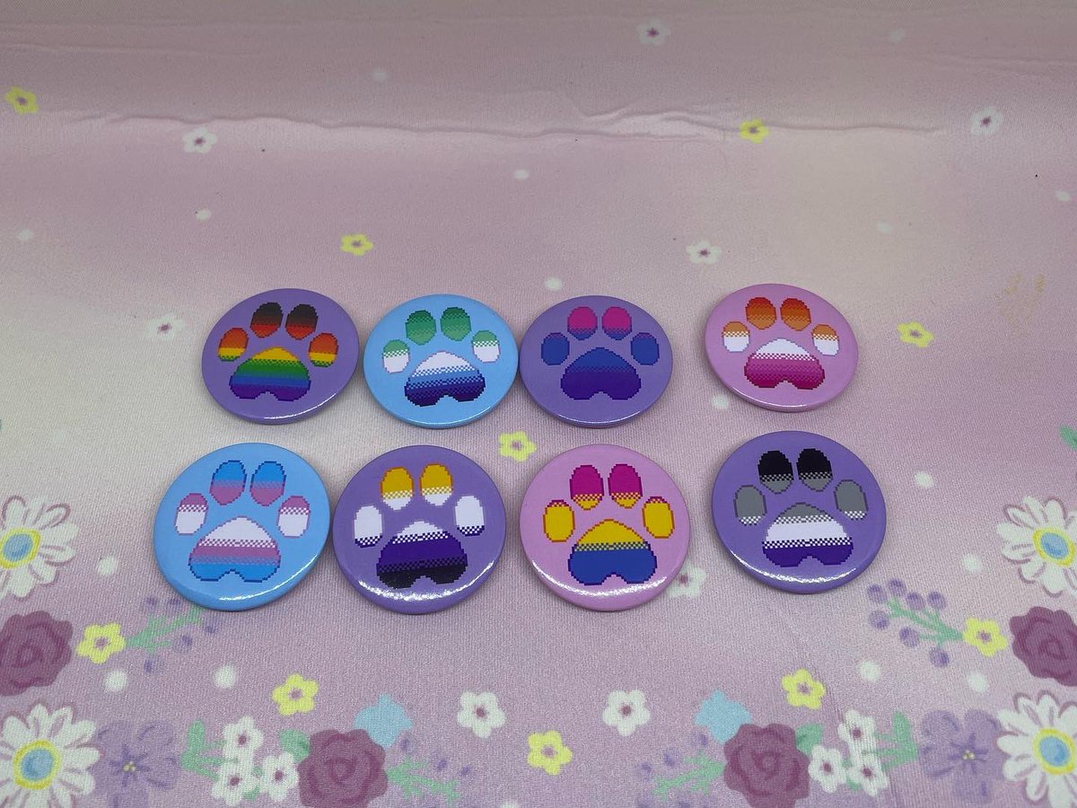 finchbites's tweet photo. I want to do a stock clear, so please check out my shops. I have pins, keychains, and more available! 
https://t.co/kAOZZLj2zK
https://t.co/PKTVPD0RDO https://t.co/zHGIaom4CK