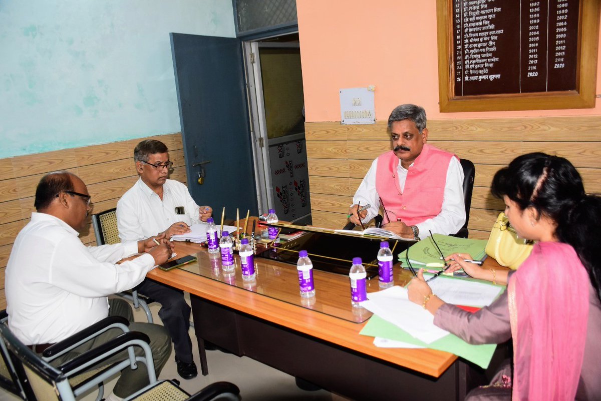 DDUGU_Official's tweet photo. क्रीड़ा परिषद द्वारा संचालित विभिन्न कार्यक्रमों की समीक्षा बैठक करते माननीय कुलपति प्रो. राजेश सिंह।

बैठक में कुलपति ने क्रीड़ा परिषद की गुरु गोरक्षनाथ सुपर 100 स्पोर्ट्स फेलोशिप, टीम चयन व बी.एस-सी. स्पोर्ट्स साइंस के संचालन पर बिंदुवार चर्चा की तथा खिलाड़ियों से वार्ता भी की। https://t.co/9Ij2TncRCn