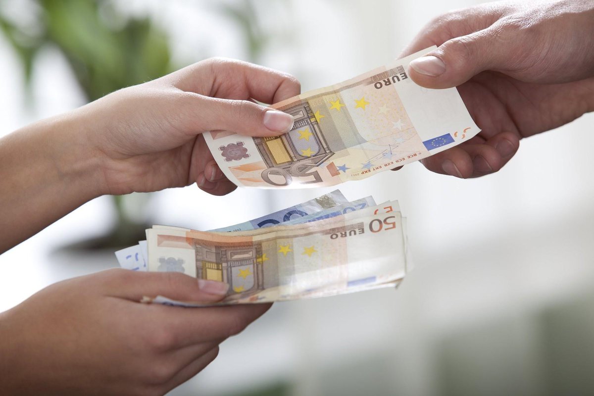 JanezTemlin's tweet image. Predstavniki vlade in sindikatov so včeraj podpisali dogovor o dvigu plač v javnem sektorju. Učinek v njihovih denarnicah bodo občutili že ob novembrski plači +4,5%, z aprilom 23' se jim bodo plače zvišal še za okoli 4 %. In "učinek" za državno blagajno? Minus 611 milijonov!