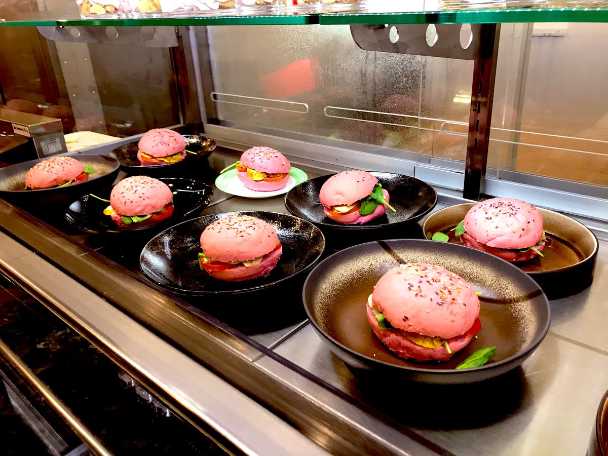 c_triballeau's tweet photo. Hier au @chu_angers c’était burger healthy rose pour #OctobreRose ! #noscuisiniersontdutalent 😙 https://t.co/QhEVn25meV