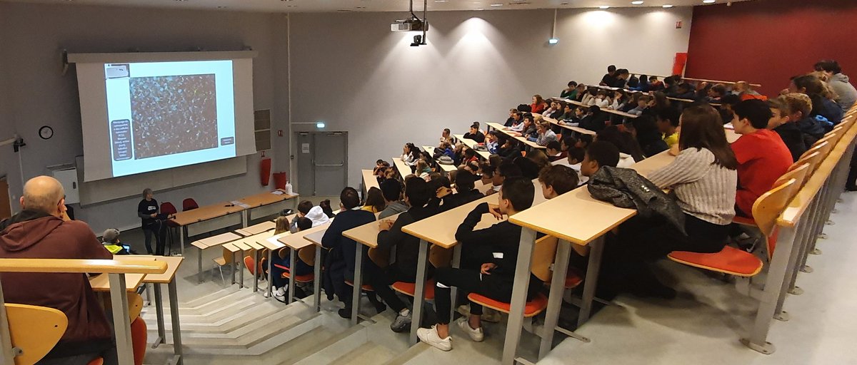 H_PRIMACEN's tweet photo. Très heureuse d'avoir fait l'ouverture des conférences à la Fete de Science #FDS2022 sur le village du Madrillet! Les collégiens et lycéens sont venus nombreux pour la conférence sur la microscope en biologie sur PRIMACEN🤗, merci pour ce moment. #science #univrouen #inserm https://t.co/wCPG0jlygd