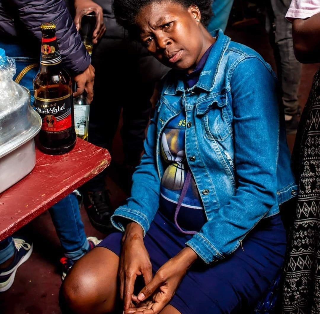 LMunyaii's tweet photo. @AdvoBarryRoux Yabona i'm not that type of a man who beat women's kodwa lenayona ayikungafika imoto eziw'two eyamaphoyisa ne-ambulance. https://t.co/fXC9U4UxSv