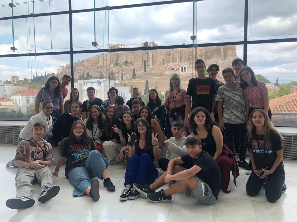 iesjacaranda's tweet photo. #SustainUs #KA2Erasmus ¿Hay mejor forma de celebrar los #ErasmusDays?
Trabajo sobre pros y contras de energías renovables. Visita a la Acrópolis y Plaka. Nuestras embajadoras encantadas https://t.co/UuuO8Gjyp3