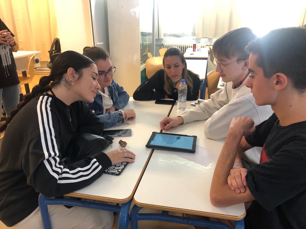 iesjacaranda's tweet photo. #SustainUs #KA2Erasmus ¿Hay mejor forma de celebrar los #ErasmusDays?
Trabajo sobre pros y contras de energías renovables. Visita a la Acrópolis y Plaka. Nuestras embajadoras encantadas https://t.co/UuuO8Gjyp3