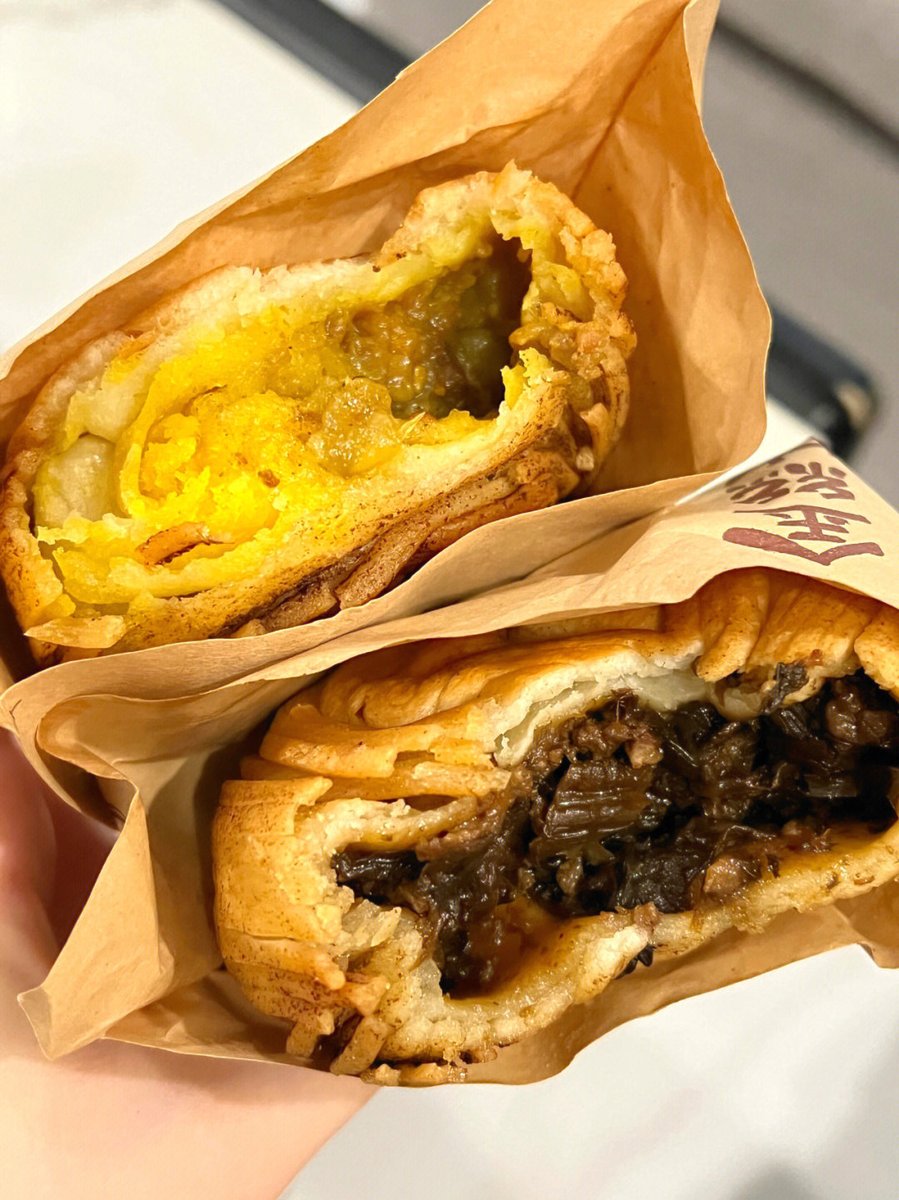 DukeHuffd's tweet photo. 北京周辺の牛ハンバーグ店で🧐
このおいしそうなハンバーグ，
待ちに待ったハンバーグ~
正直ちょっとまずくて…😥
餅は香ばしくて皮もパリッとしている，
しかし中の小麦粉は本当に大きい塊です..
中身はソースに味がしみておらず,歯ごたえがある🤔

#北京グルメ #旅行 #ハンバーグ #登山 https://t.co/QSwL3YayKw
