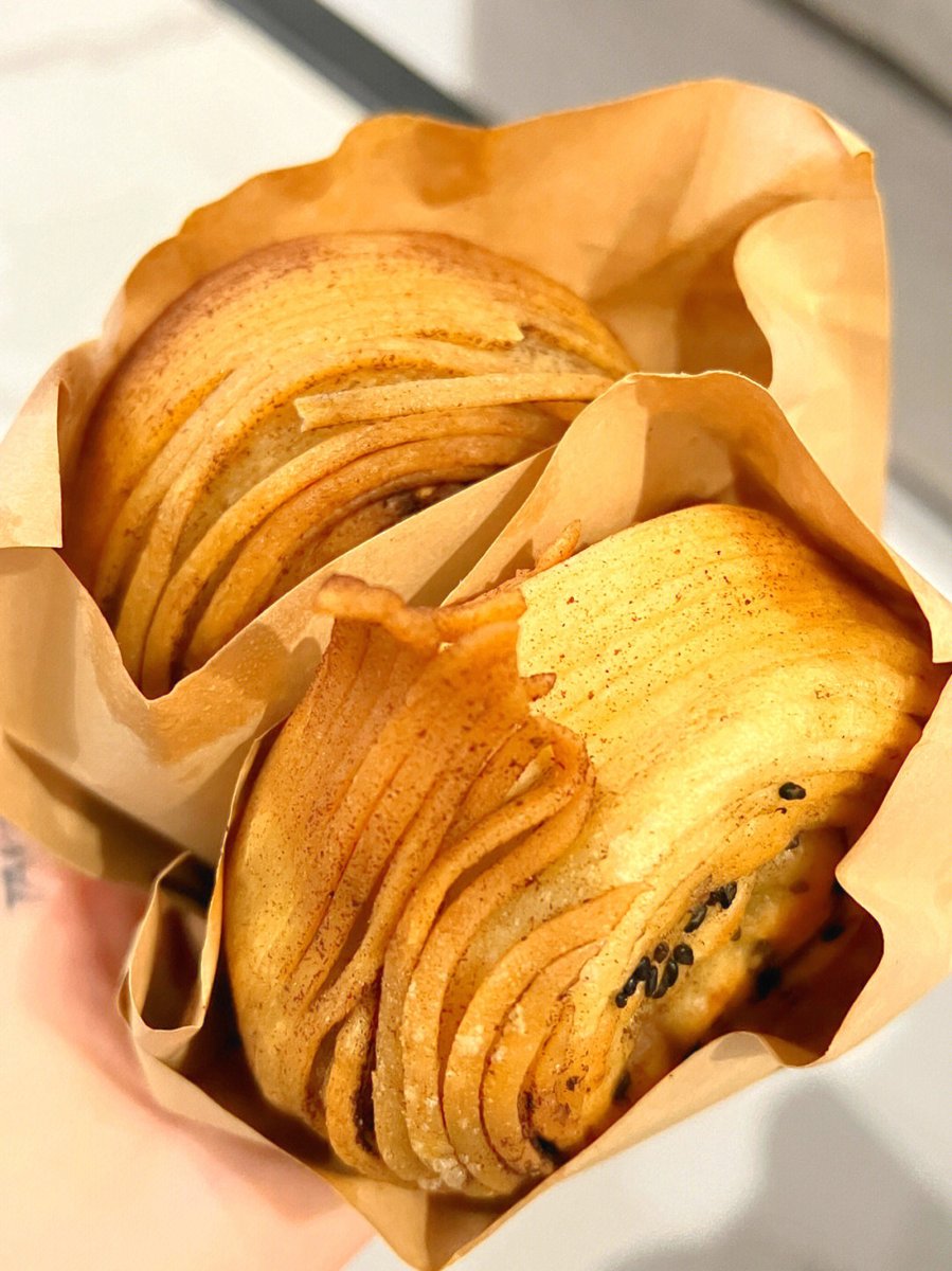 DukeHuffd's tweet photo. 北京周辺の牛ハンバーグ店で🧐
このおいしそうなハンバーグ，
待ちに待ったハンバーグ~
正直ちょっとまずくて…😥
餅は香ばしくて皮もパリッとしている，
しかし中の小麦粉は本当に大きい塊です..
中身はソースに味がしみておらず,歯ごたえがある🤔

#北京グルメ #旅行 #ハンバーグ #登山 https://t.co/QSwL3YayKw