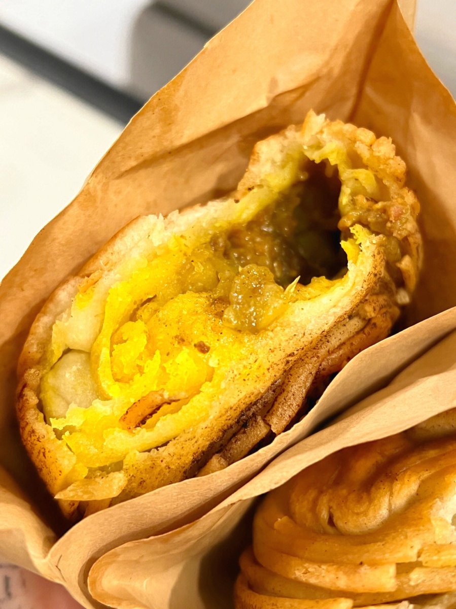 DukeHuffd's tweet photo. 北京周辺の牛ハンバーグ店で🧐
このおいしそうなハンバーグ，
待ちに待ったハンバーグ~
正直ちょっとまずくて…😥
餅は香ばしくて皮もパリッとしている，
しかし中の小麦粉は本当に大きい塊です..
中身はソースに味がしみておらず,歯ごたえがある🤔

#北京グルメ #旅行 #ハンバーグ #登山 https://t.co/QSwL3YayKw