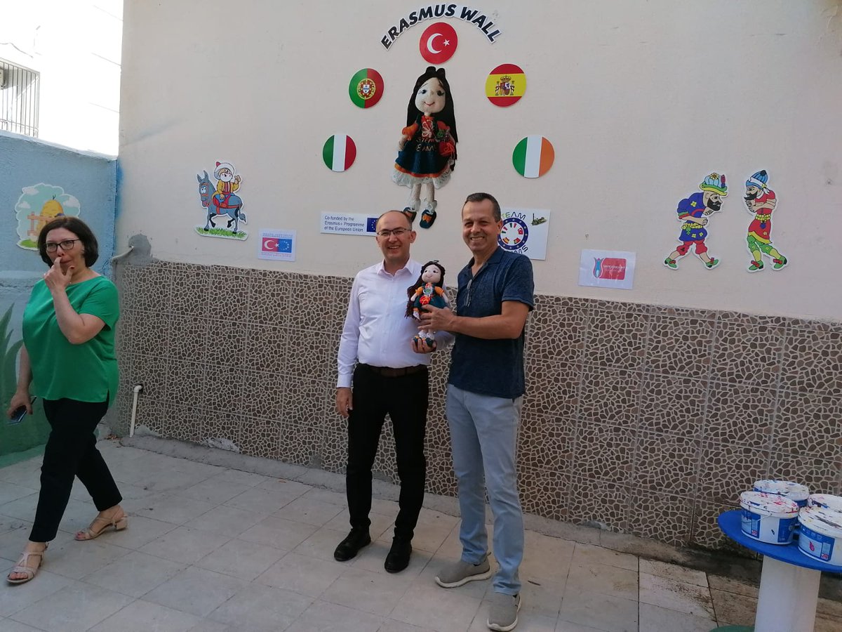 AhmetYesevi_07's tweet photo. Erasmus KA229 STEAM TEAMS projemiz kapsamında İrlanda,İspanya,Portekiz ve İtalyadan ortaklarımızla güzel bir proje haftası geçirdik. #ErasmusDays2022 etkinliğimiz ile hatıra duvarımızı yaptık.
@ulusalajans @ABBaskanligi @antalyamem07 @AntalyaMemArge @emre_caliskan @mkrksakcay https://t.co/Acz68OAAVK