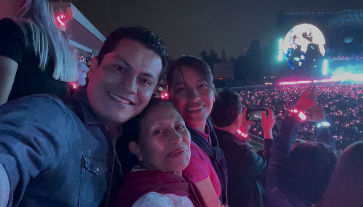 Brokkoll's tweet photo. @SergioyLupita Coldplay con mi madre y hermana!! Increíble https://t.co/TwwUesP19i