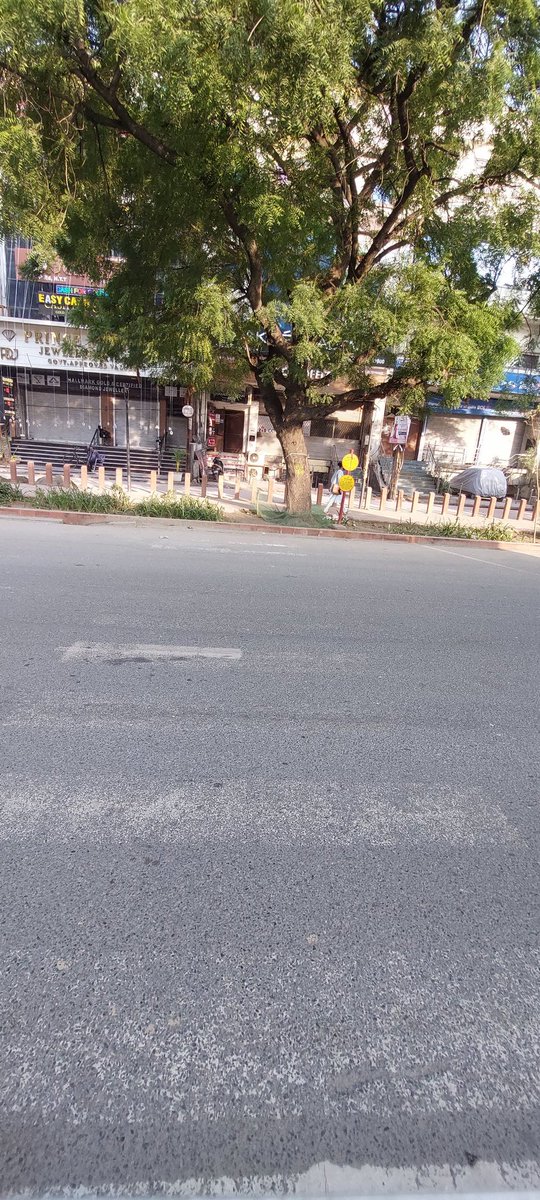 arungarg62's tweet photo. @DelhiPwd @MCD_Delhi there is a ZEBRA xing between metro Pillar No. 100-101 on Vikas Marg, Near Karkardooma xing bus stand. In the name of beautification u put SS grill in middle to close the Zebra xing. Commuters of both side of Colony facing difficulties to cross d road. https://t.co/X0qoYjl3wX