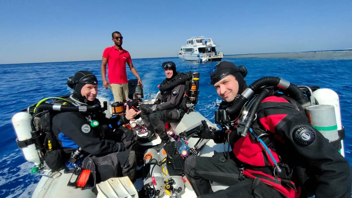 DivewithLegends's tweet photo. Ready to dive! Happy @rEvoRebreathers divers heading out to go #DivingwithLegends https://t.co/3ANTVVCwKQ