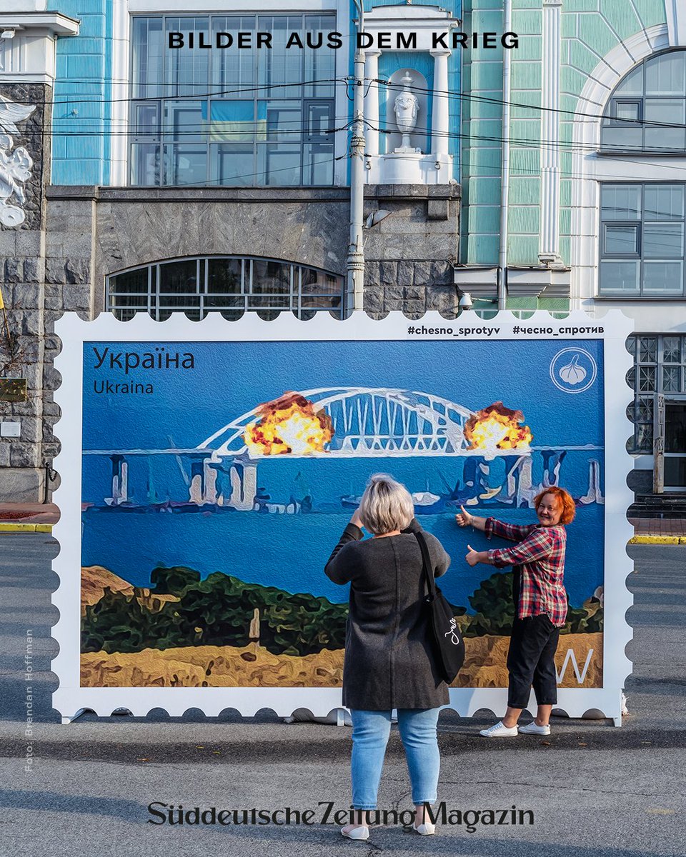 Die NGO »Chesno« entwarf eine Briefmarke, die die Zerstörung der von Russland gebauten Krim-Brücke zeigt – noch bevor diese am Samstag, den 8. Oktober wirklich massiv beschädigt wurde. Der Fotograf @brendanhoffman fragt sich, was passiert, wenn tägliche Gewalt normalisiert wird.
