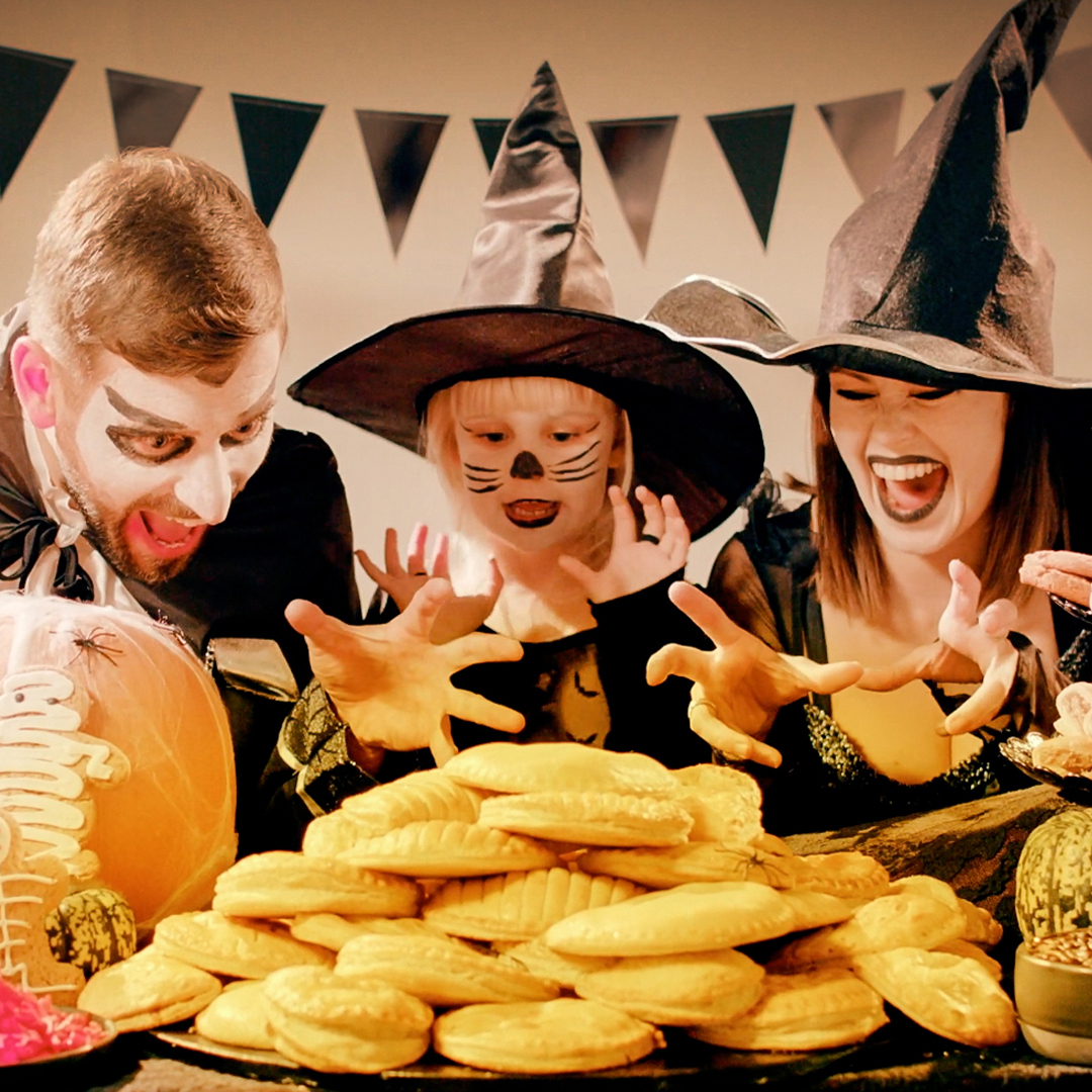 CarrsPasties's tweet photo. It’s not a party without pasties! 🥟 
Get your orders in for your Halloween buffets  - don’t forget the black peas! 😍 👻 🎃

💻 Order now via our website (we do Nationwide Delivery)🚚 
https://t.co/hNPPRXJ1yN

#carrspasties #lifejustgotbetter https://t.co/bHWMMlkb6G