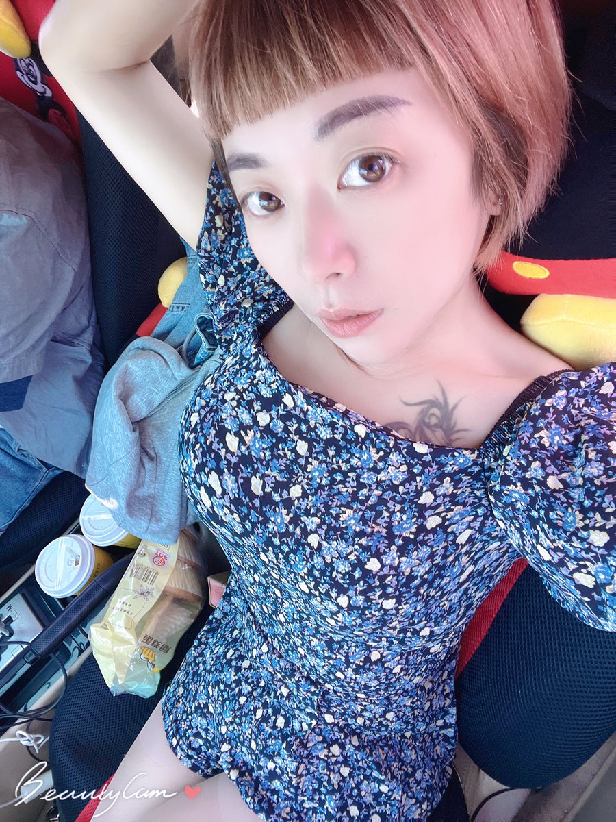 謝謝老公陪我回家幫我老媽過生日😘
曾經有人說我穿花衣服很老氣很醜真的嗎？😅 https://t.co/ylVR1pfNx1