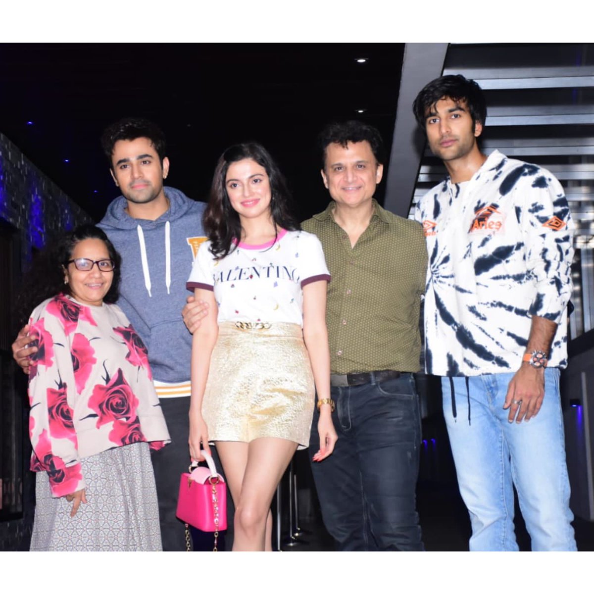 punjabkesari's tweet photo. Dinner served with a pinch of Yaariyan! #DivyaKhoslaKumar #MeezanJafri #PearlPuri along with directors #RadhikaRao #VinaySapru celebrate the announcement of much awaited #Yaariyan2 over a dinner in the city today

#DivyaKhoslaKumar @SapruAndRao  @MeezaanJ @pearlvpuri https://t.co/FWmTWYfRby