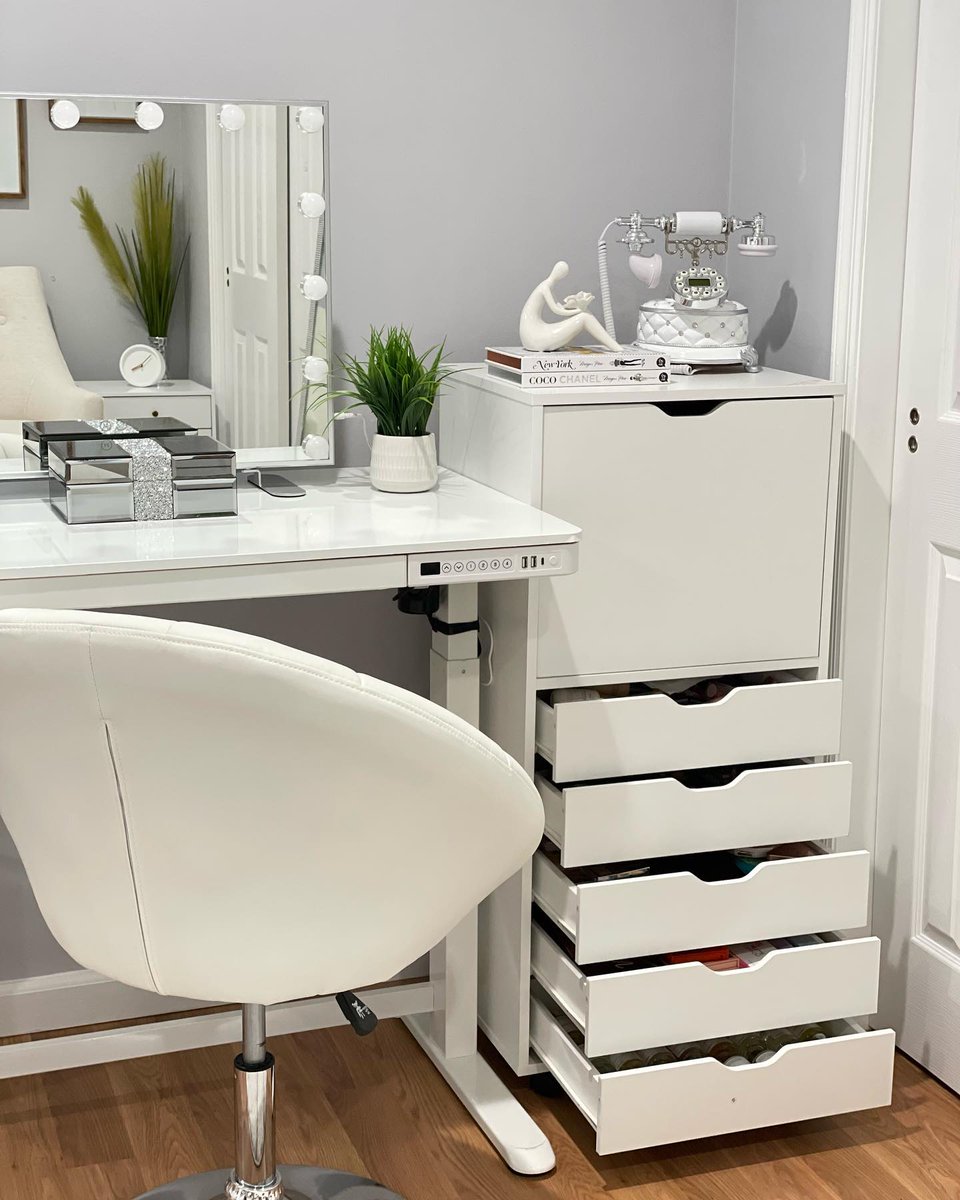 📸 @prifregona
If you're fortunate enough to have the dresser, it's much easier to keep your vanity space organized! 💄👑

🛍️GET THIS LOOK：bit.ly/3rZUhgU

#devaise #dresser #roomorganization #vanityorganization #organizationideas #organizationhacks #bedroomdecor