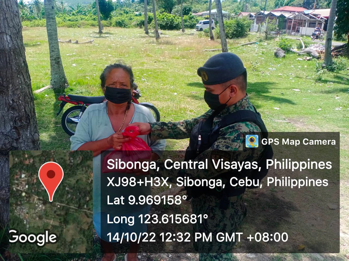 Rpscoyrpsb7's tweet photo. PNP GOOD DEEDS
LOOK | Sibonga, Cebu - Technical Support Company, RMFB 7 personnel Pat Jeric A Ultra, conducted distribution of food packs to the residents of  Brgy. Lindogon, Sibonga, Cebu on  October 14, 2022 at 12:22 in the afternoon. https://t.co/Lq19n3fjwR