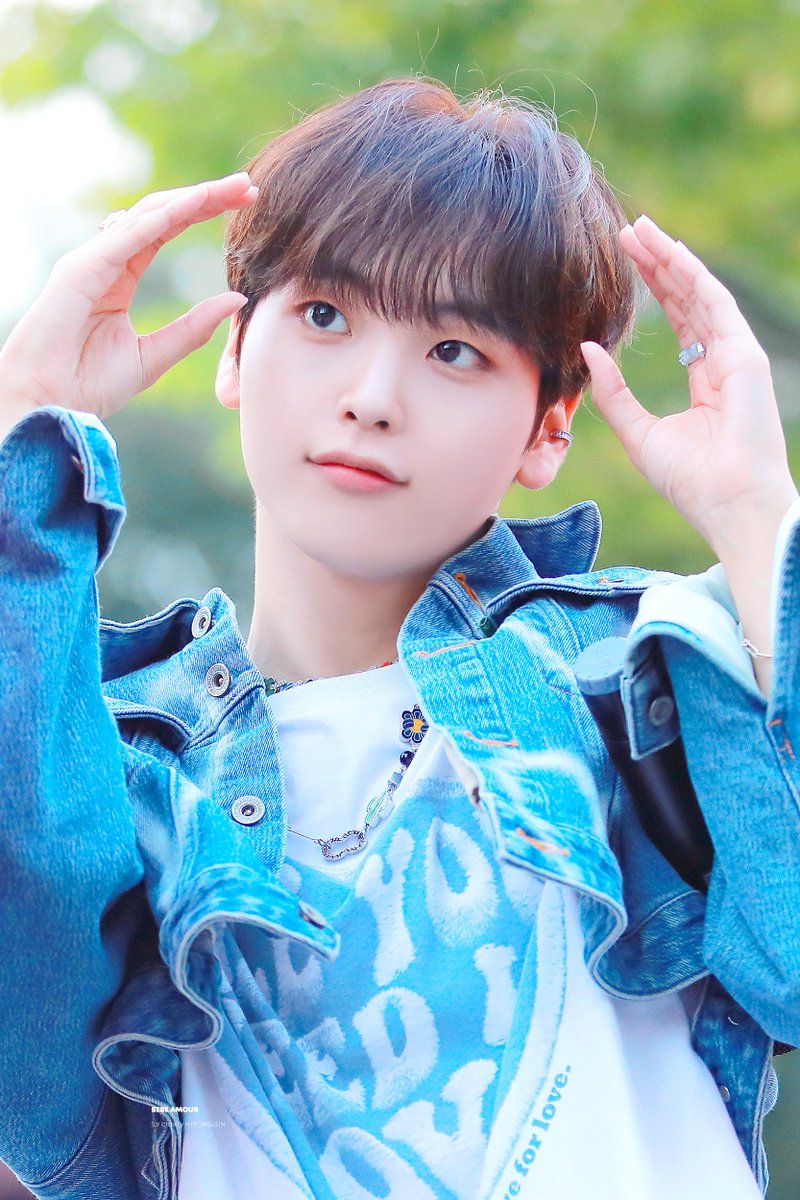 221001 시나모롤 모델이 알고 보니 형주니였던 거임..💭

#송형준 #형준 #크래비티 #CRAVITY