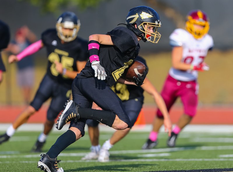 Highschoolsptph's tweet photo. @Canyonfootball2 frosh vs Esperanza at Canyon. Canyon gets the win in a 21-18 game. #highschoolfootball #HighSchoolSports #Football https://t.co/tOzL5Ad9Pz