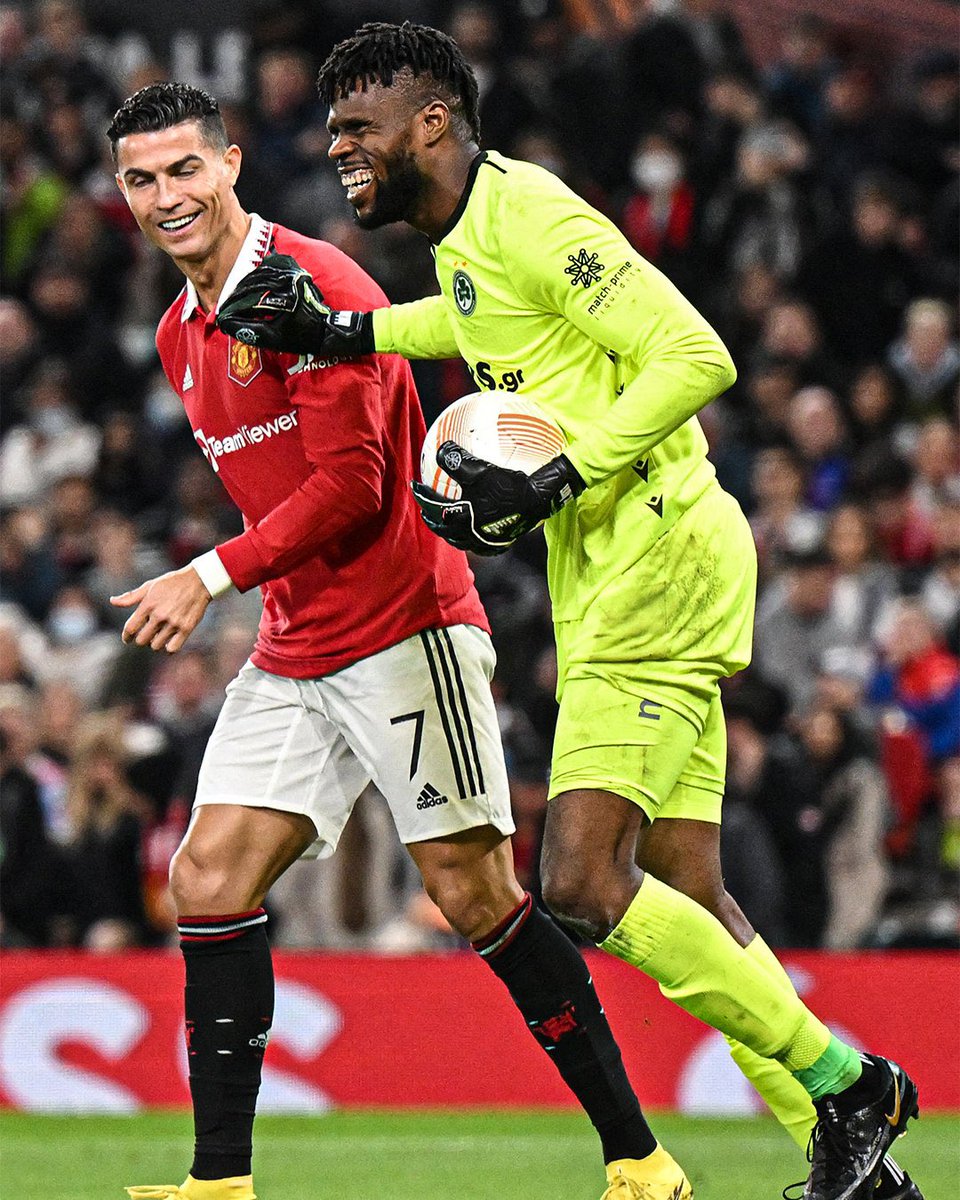 Box2BoxBola's tweet photo. Man United boleh menang, tapi yang nyuri perhatian adalah kiper ini: Francis Uzoho.

11 shot on target dia gagalin sebelum kebobolan di injury time. 🔥🔥🔥

Gak taunya juga, dia fan Man United. https://t.co/0HMbwvIWSF