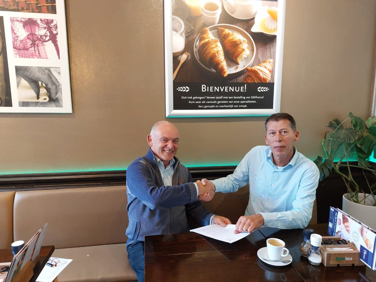 Henkg58's tweet photo. Overeenkomst getekend met @marcelino020 van @FuturoUitgevers voor het boek dat ik aan het schrijven ben. In dit boek beschrijf ik de zich in sneltreinvaart opvolgende ontwikkelingen tijdens de ziekte van mijn echtgenote Nelleke en de manier waarop we hiermee zijn omgegaan. https://t.co/eTo5srjApX