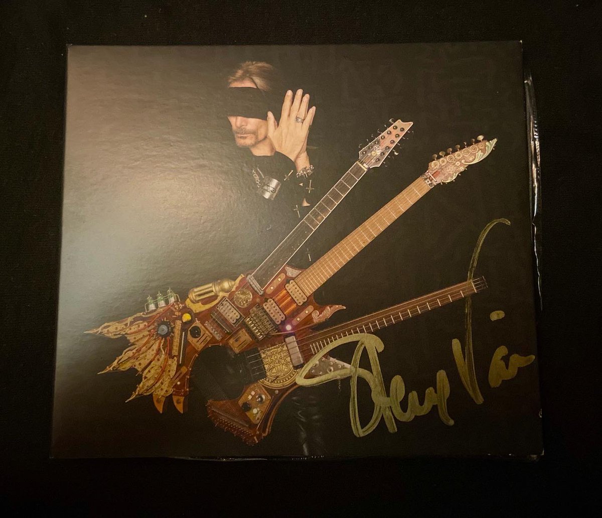 BEMANUELSONMZK's tweet photo. #stevevai #autograph #cd #passionandwarfare #G3 #satriani #ericjohnson #hydra #guitar #inviolatetour #paintedautograph https://t.co/qyX9xTg6hC