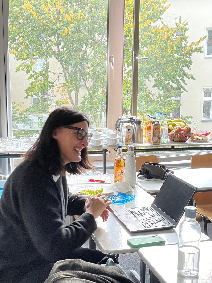 Die Jahrestagung des Arbeitskreises  <a href="/soz_d_kuenste/">AK Soz der Künste</a> hat gestern begonnen! Wir sprechen über „#PluraleVerschränkungen. Zur #Entdifferenzierung von Kunst, Politik, Wissenschaft und Wirtschaft“ 
<a href="/KultursozDGS/">Sektion Kultursoziologie</a> <a href="/DGSoziologie/">DGS</a> <a href="/HumboldtUni/">Humboldt-Universität zu Berlin</a>