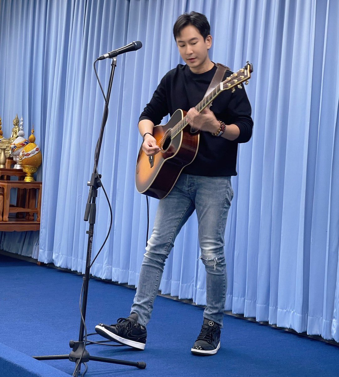 powerofpatfans's tweet photo. ท่านวิทยากรได้จับกีตาร์แล้วกลายเป็นศิลปินเลยค่ะ🥰 เครดิต admin
#powerpatband
#pat__powerpat
#แพทพาวเวอร์แพท
#powerofpatfans https://t.co/PWC9PnQ2vR