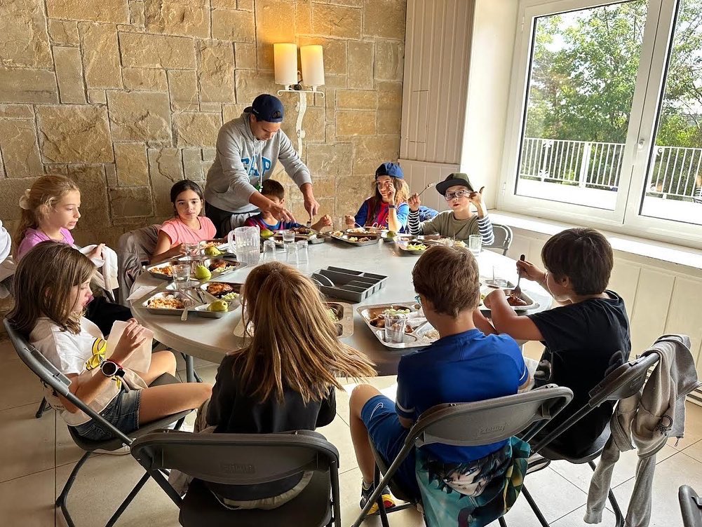 colegiosilbcn's tweet photo. 3er de primària ja arribat a Mas Badó! La nostra casa per un parell de dies al Montseny. Ja hem triat habitació, dinat i agafat forces per les activitats de la tarda. Ens ho estem passant súper! 👍🏼
#colegiosil #convivencies #convis3er #primaria #convivenciessil #primàriasil https://t.co/RwewCqktsQ