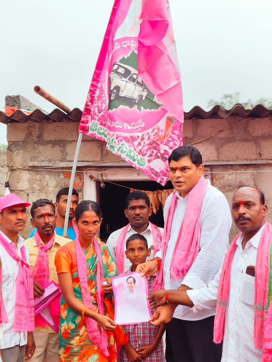 rao_vijith's tweet photo. మునుగోడు ఉప ఎన్నికల ప్రచారంలో భాగంగా బండతిమ్మాపురం గ్రామంలో టిఆర్ఎస్ ప్రభుత్వం అమలు చేస్తున్న సంక్షేమ పథకాలను ప్రజలకు వివరిస్తూ ఇంటింటికి తిరుగుతూ కారు గుర్త���కు ఓటు వెయ్యాలని కోరడం జరిగింది.

#VoteForCar #MunugodeWithTRS https://t.co/NkmcQjqIFT